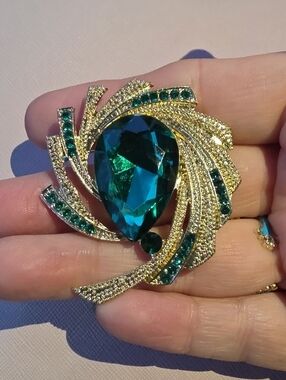 A81- Gold-Tone Green Crystal Brooch